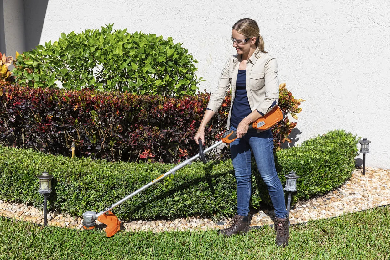 320iL Weed Eater (battery and charger included)